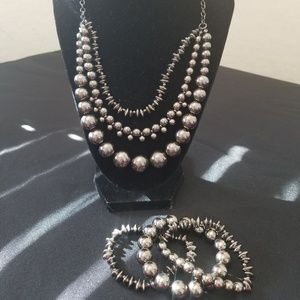 Necklace and bracelet set